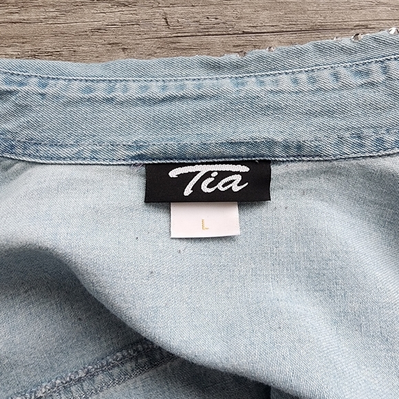 Tia Light Wash Denim Top Embellished Blue Size L - Picture 5 of 5